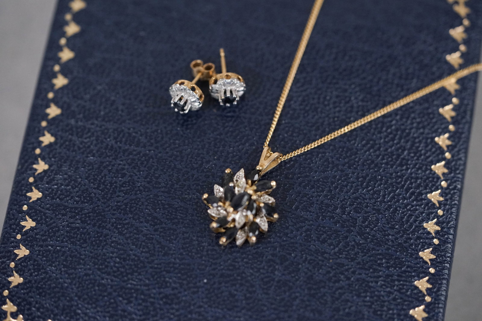 9CT GOLD SAPPHIRE & DIAMOND SET NECKLACE & EARRING STUDS W/ BOX: 9ct gold sapphire & diamond set necklace & earring studs with box. 