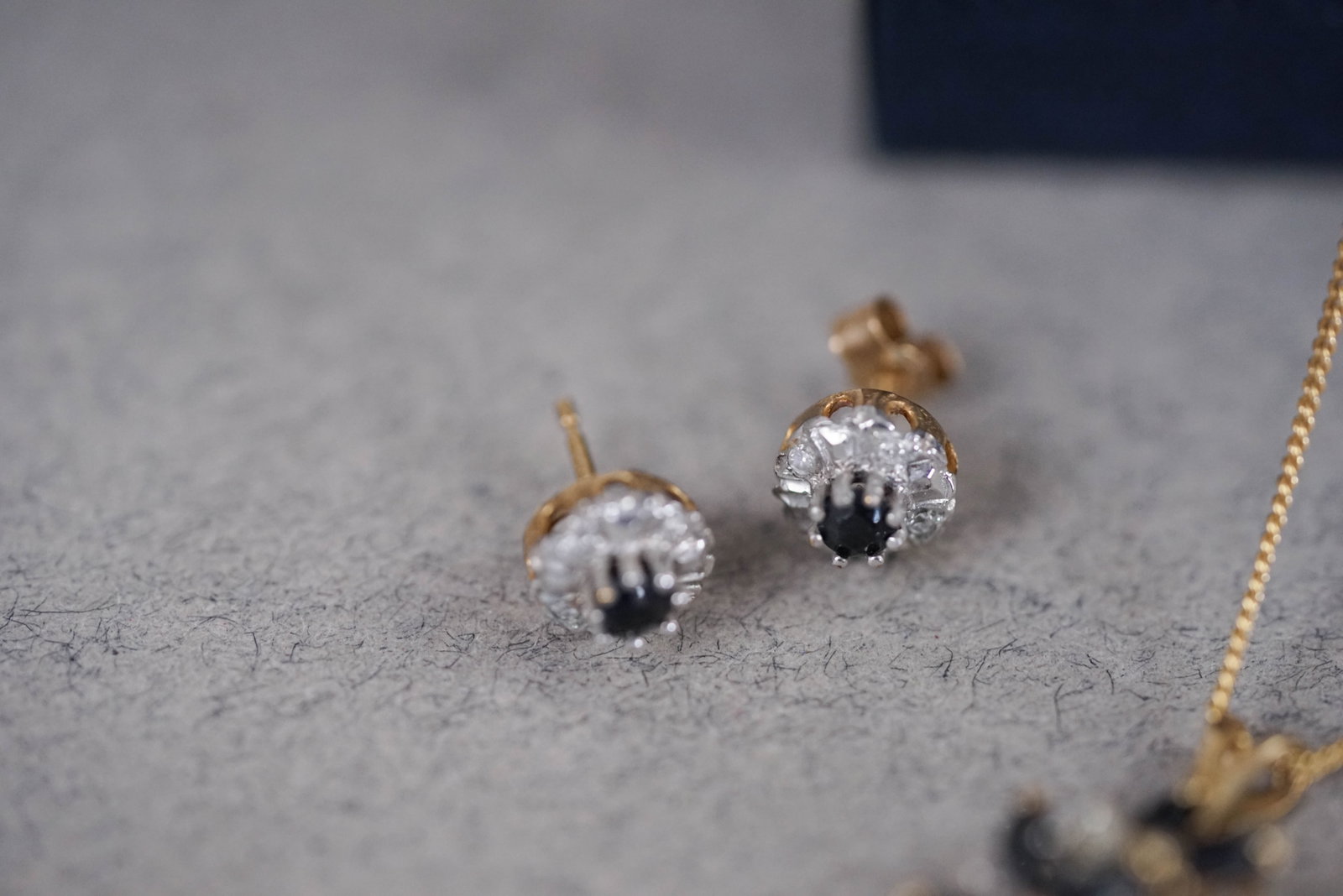 9CT GOLD SAPPHIRE & DIAMOND SET NECKLACE & EARRING STUDS W/ BOX - 3