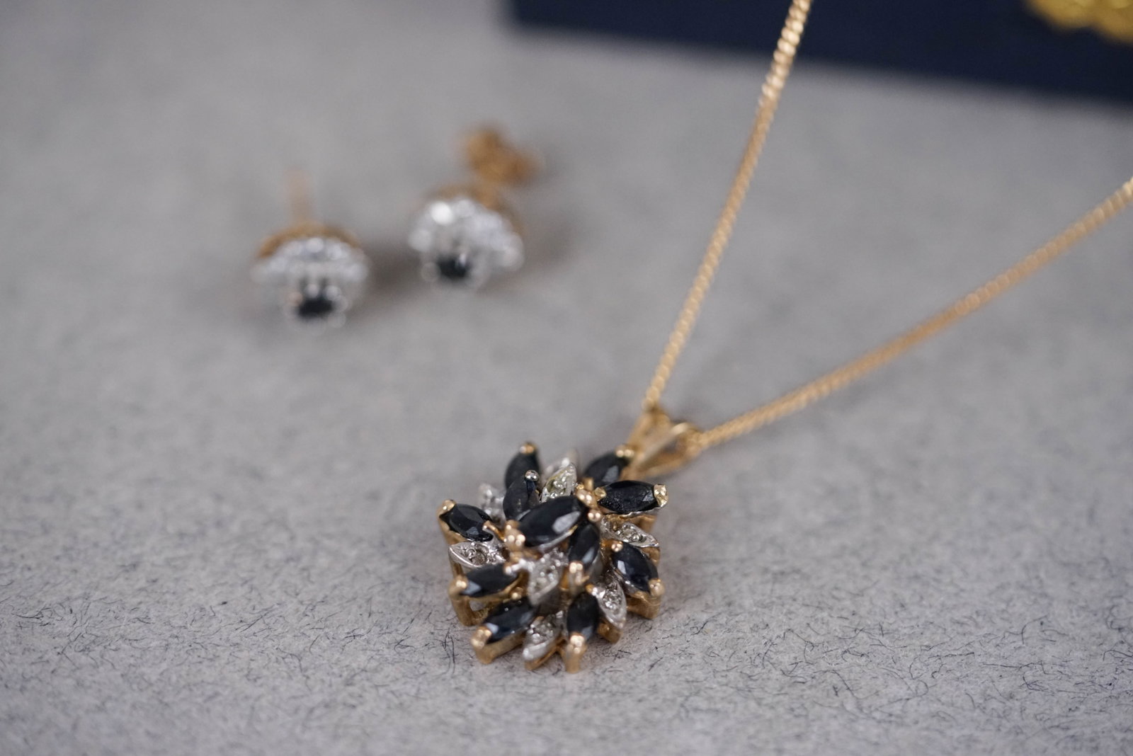 9CT GOLD SAPPHIRE & DIAMOND SET NECKLACE & EARRING STUDS W/ BOX - 4
