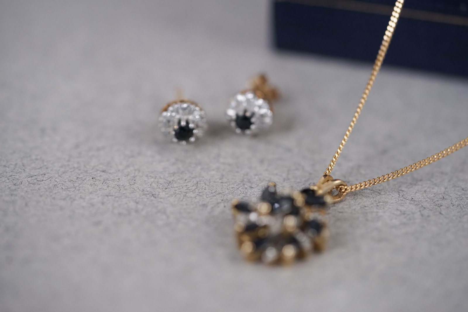 9CT GOLD SAPPHIRE & DIAMOND SET NECKLACE & EARRING STUDS W/ BOX - 5