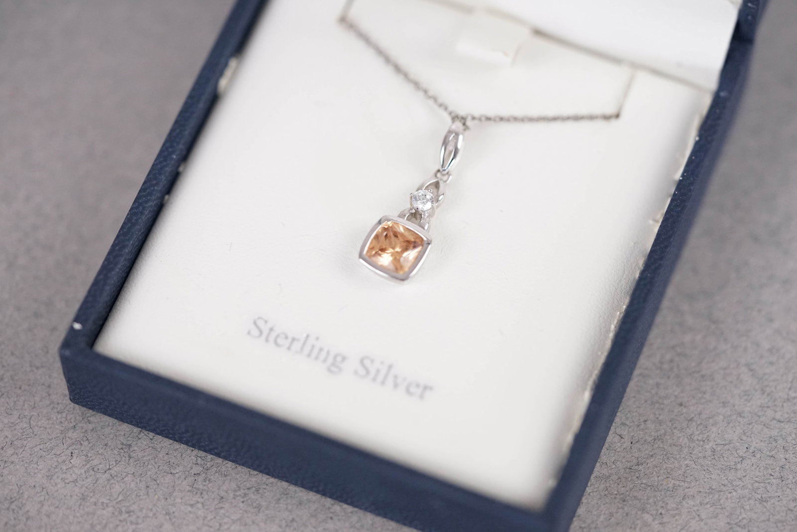 *TO BE SOLD WITHOUT RESERVE* 925 STERLING SILVER GEM SET NECKLACE PENDANT W/ BOX (1 of 2)