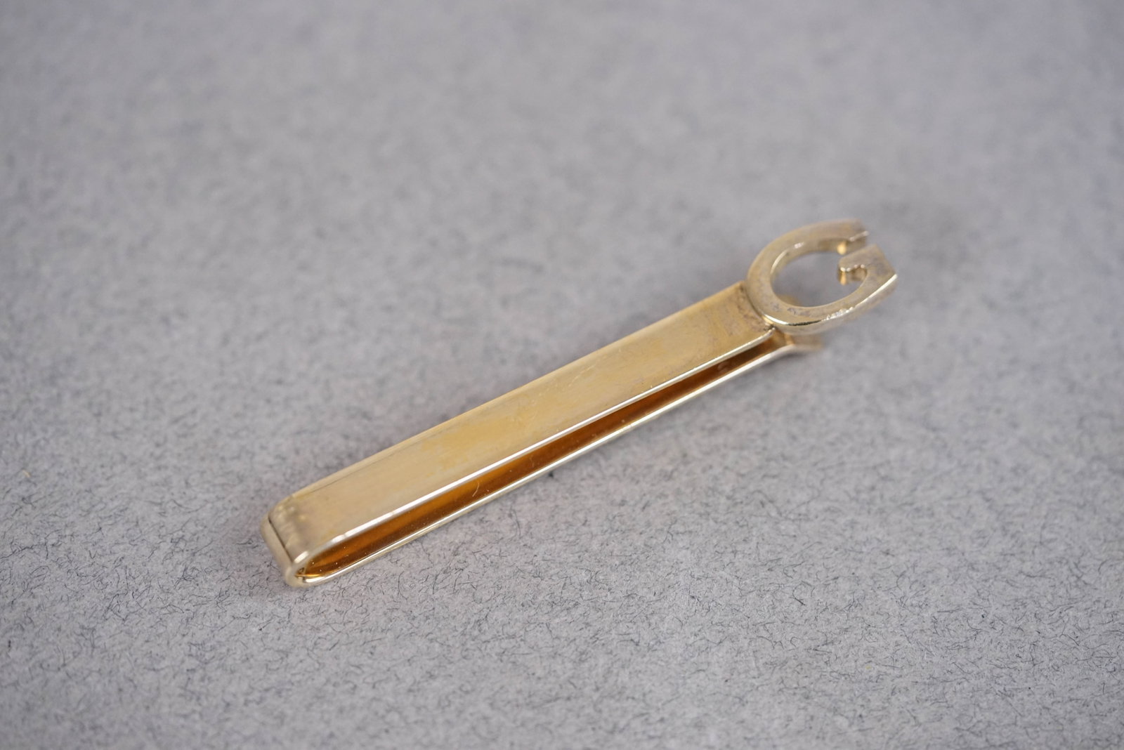 SILVER GUCCI MONEY CLIP: silver gilt gucci money clip gross weight 11.29gms 
