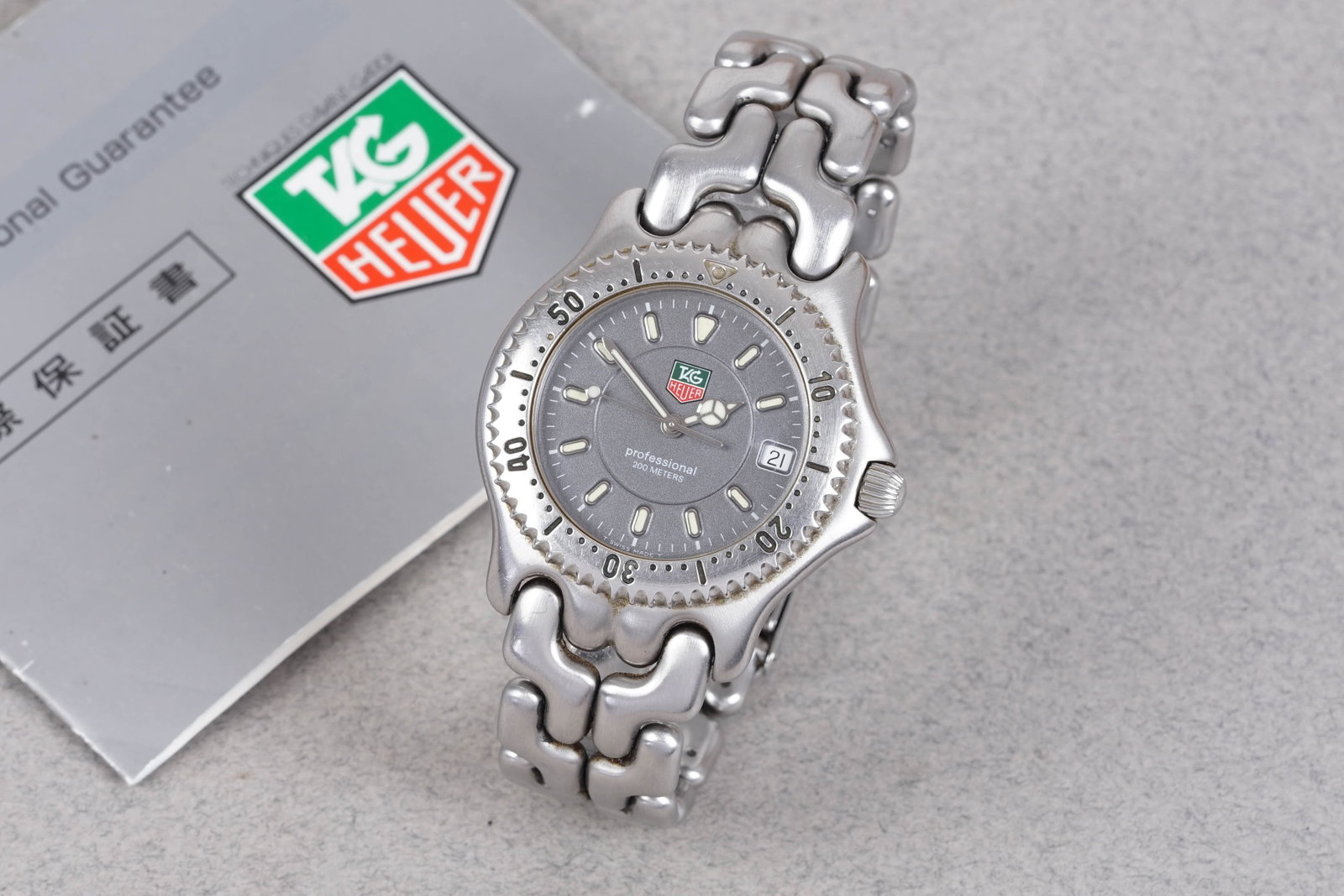 TAG HEUER PROFESSIONAL 200 DATE REF. WG1113-0: TAG HEUER PROFESSIONAL 200 DATE REF. WG1113-0, this watch and is fitted with a circular grey dial with date window, baton hour markers and Mercedes hands. The 40mm steel case is fitted with a screw