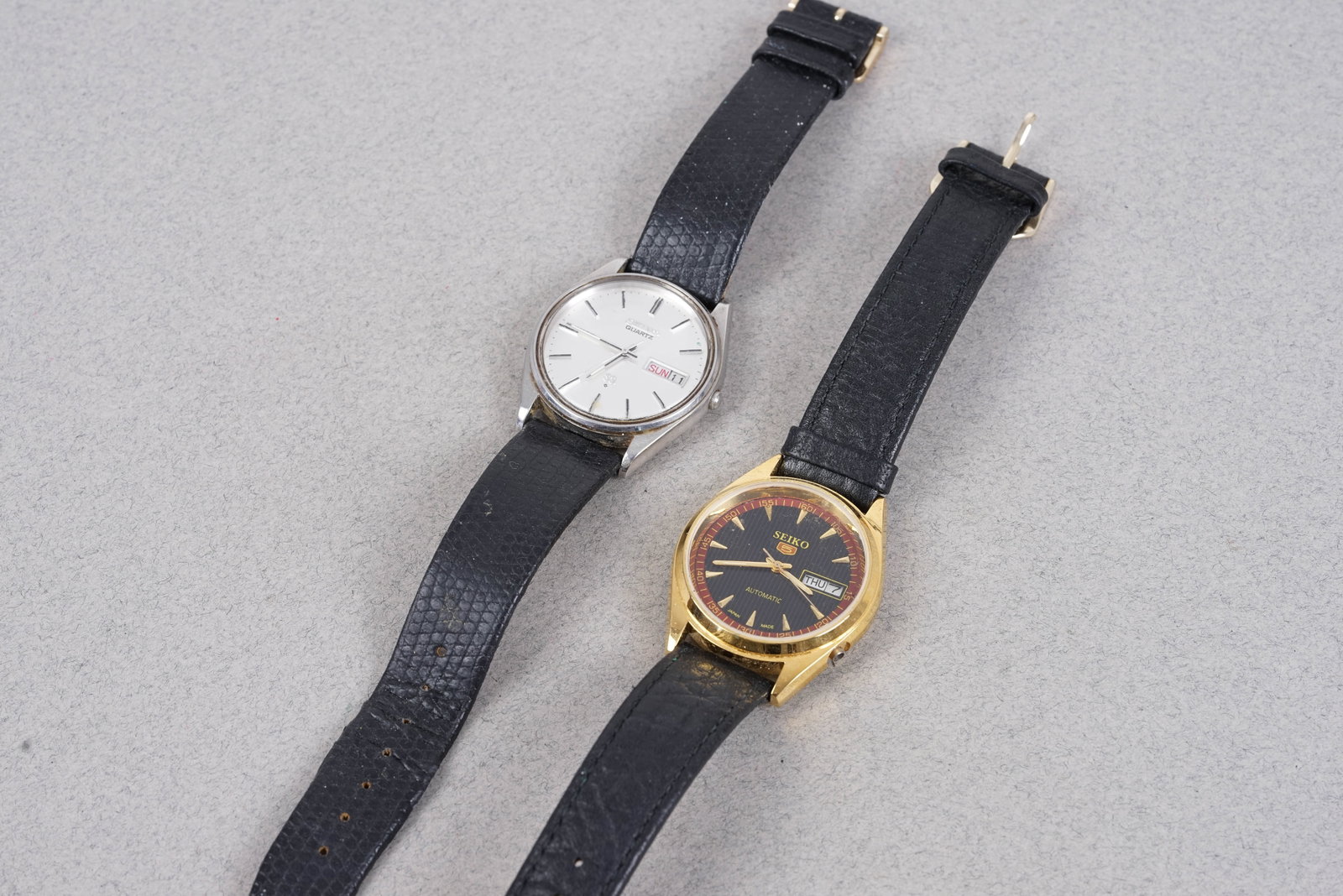 PAIR OF SEIKO WRISTWATCHES INCL. AUTOMATIC & QUARTZ: PAIR OF SEIKO WRISTWATCHES INCL. AUTOMATIC & QUARTZ, both watches have circular dials with day/date windows, baton hour markers and hands. The quartz watch not running untested. Inside. The