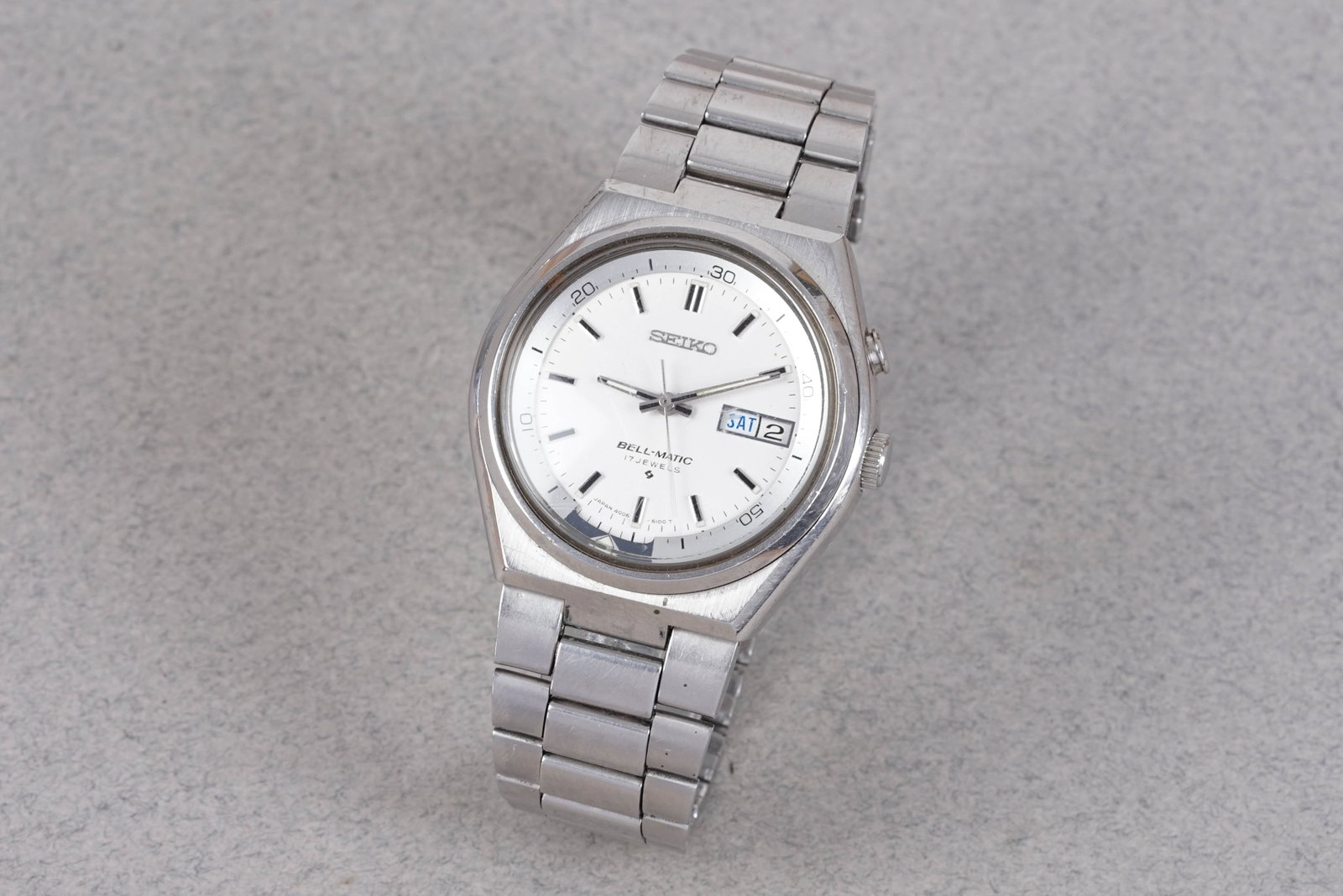 SEIKO BELL-MATIC DAY DATE WRISTWATCH REF. 4006-6080: SEIKO BELL-MATIC DAY DATE WRISTWATCH REF. 4006-6080, this watch is fitted with a white circular dial with day/date window, baton hour markers and hands. The 38mm steel case is fitted with a crown and