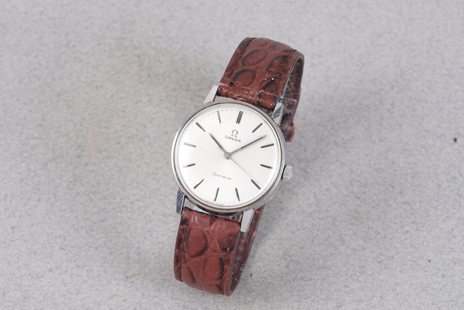 OMEGA GENEVE WRISTWATCH: OMEGA GENEVE WRISTWATCH, this watch is fitted with a white circular dial with, baton hour markers and hands. The 35mm steel case is fitted with an omega crown and a screw case back. Inside is a