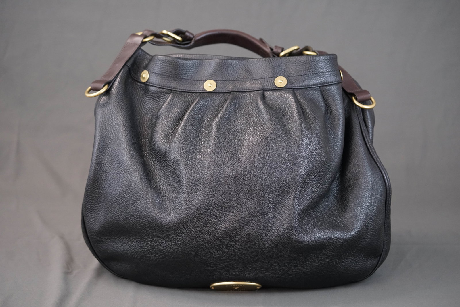 MULBERRY MITZY HOBO LEATHER BAG: MULBERRY MITZY HOBO LEATHER BAG, comes with dust bag, bottom width 48cm, top width 39cm, height 40cm, depth 9cm. If you have any questions regarding this lot please contact us. For further