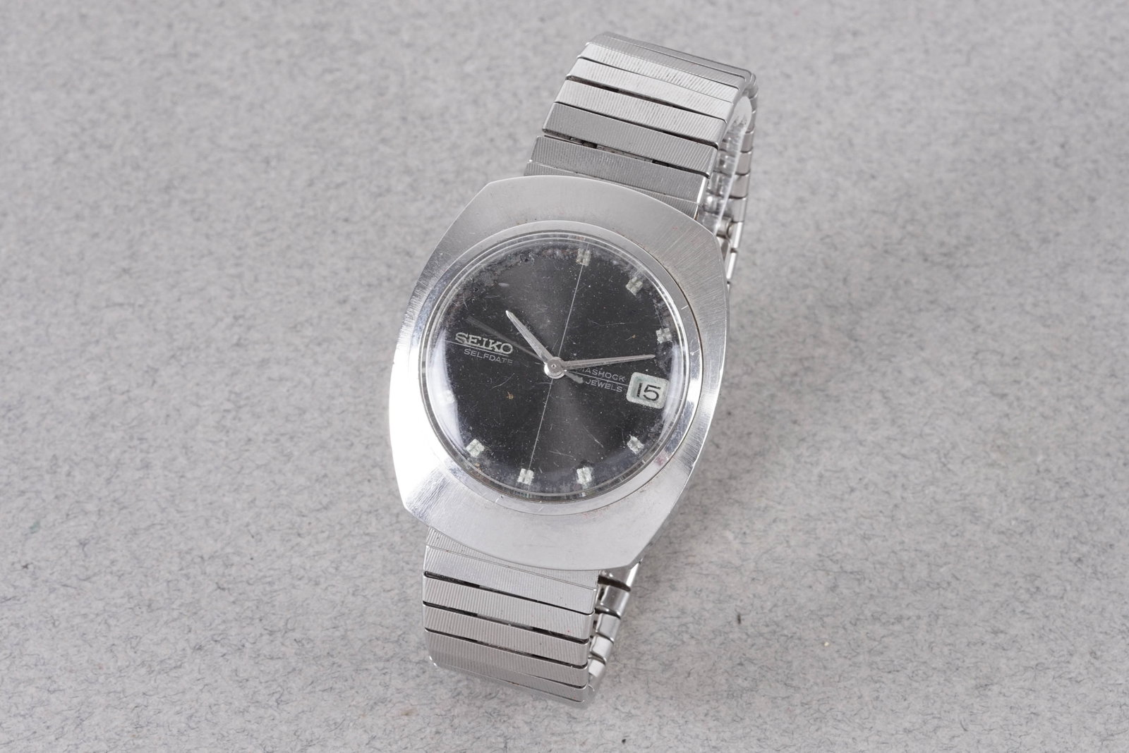 SEIKO DIAMOND SET SELFDATER DIASHOCK WRISTWATCH: SEIKO DIAMOND SET SELFDATER DIASHOCK WRISTWATCH, this watch is fitted with a steel grey dial with date window, diamond hour markers and baton hands. The 36mm steel case is fitted with a crown and a