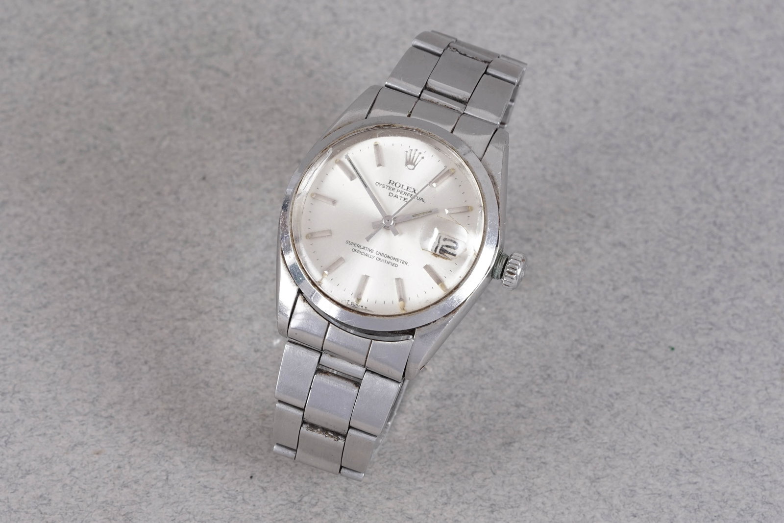ROLEX OYSTER PERPETUAL DATE REF. 1500 CIRCA 1970: ROLEX OYSTER PERPETUAL DATE REF. 1500 CIRCA 1970, this watch is fitted with a circular white dial with a date window, baton hour markers and hands. The 35mm steel case is fitted with a Rolex crown