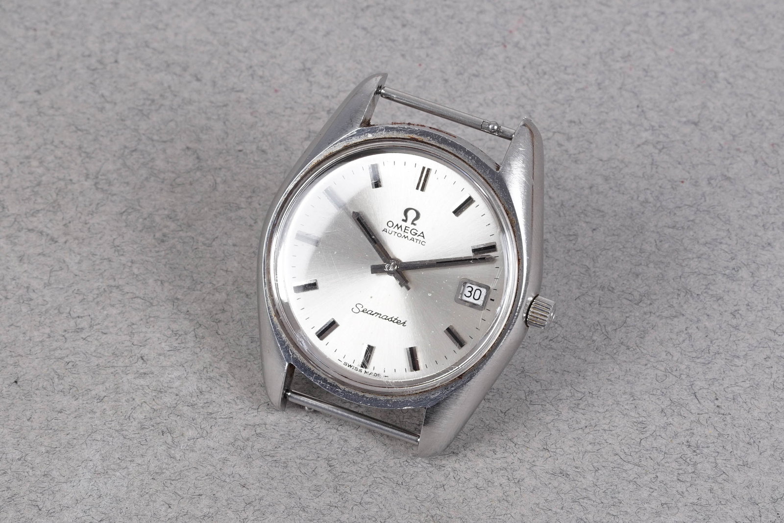 OMEGA SEAMASTER AUTOMATIC DATE WRISTWATCH: OMEGA SEAMASTER AUTOMATIC DATE WRISTWATCH, this watch is fitted with a white circular dial with date window, baton hour markers and hands. The 36mm steel case is fitted with an omega crown and a