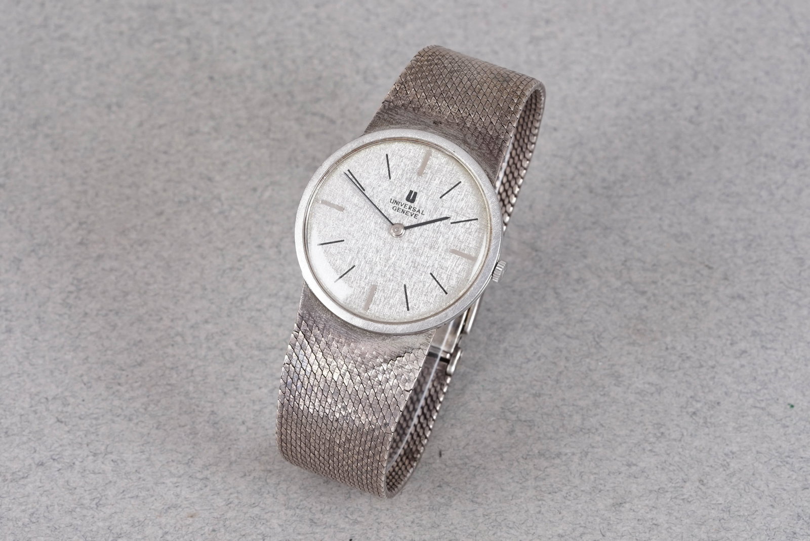 UNIVERSAL GENEVE WRISTWATCH: UNIVERSAL GENEVE WRISTWATCH, this watch is fitted with a steel dial with, baton hour markers and hands. The 31mm steel case is fitted with a UG crown and a snap case back. Inside is a manual movement