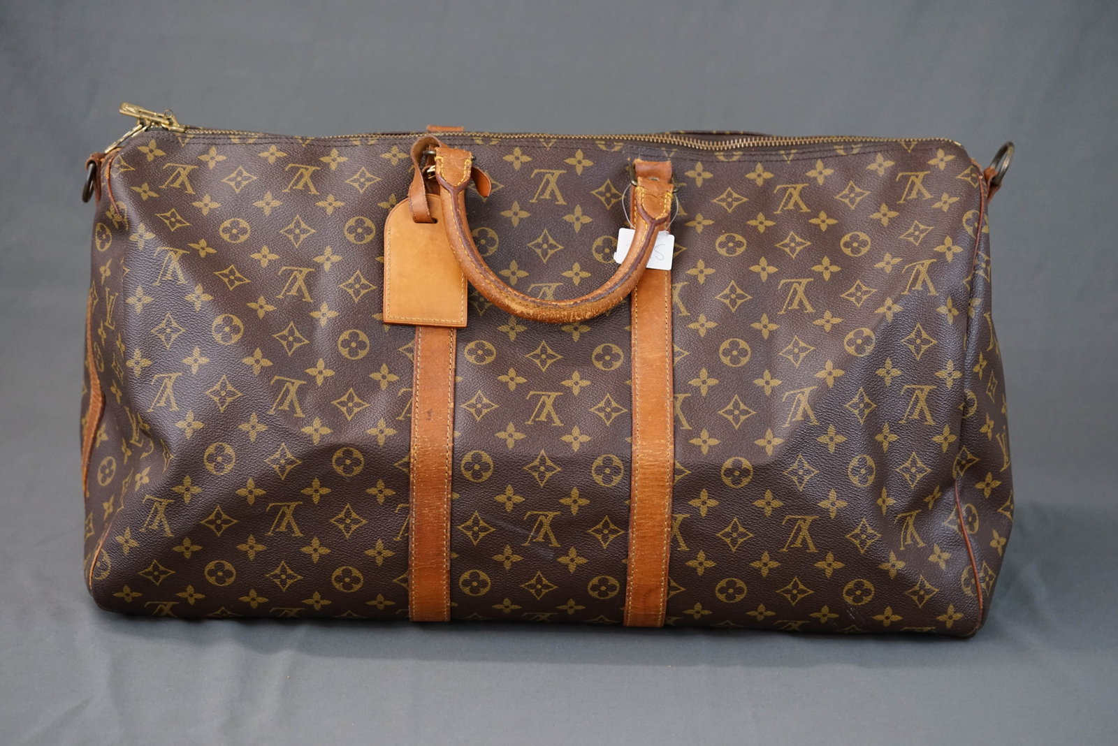 LOUIS VUITTON MONOGRAM 55 BOSTON BAG KEEPALL M41424: LOUIS VUITTON MONOGRAM KEEPALL 55 BOSTON BAG HOLDALL M41424, condition rank BC, width 55cm, height 30cm, depth 25cm. If you have any questions regarding this lot please contact us. For further