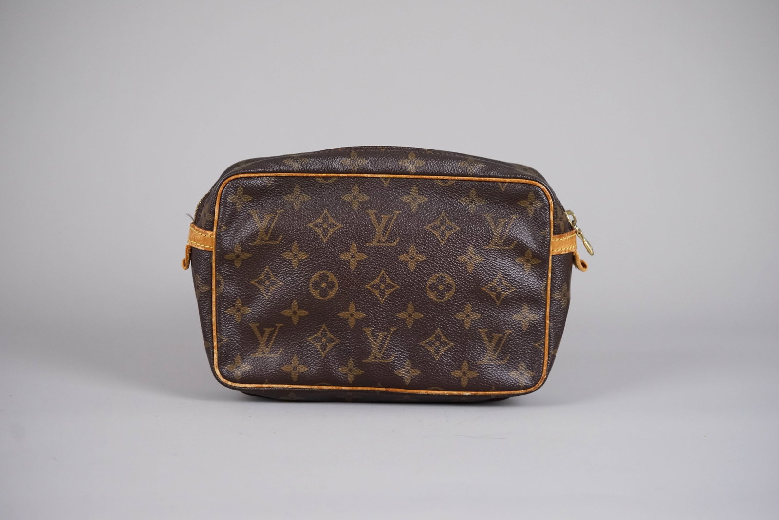LOUIS VUITTON MONOGRAM COMPIEGNE 28 CLUTCH BAG M51847 TH0990: LOUIS VUITTON MONOGRAM COMPIEGNE 28 CLUTCH BAG M51847 TH0990, width 23cm, height 15cm, depth 6cm, condition rank: For further information on our auction, please refer to our T & Cs. We do not