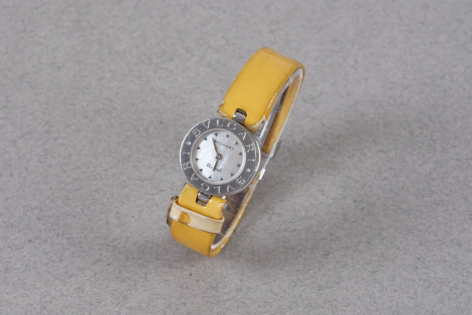 BULGARI B.ZERO1 MOTHER OF PEARL REF. BZ 22 S: BULGARI B.ZERO1 MOTHER OF PEARL REF. BZ 22 S, this watch is a ref. BZ 22 S and is fitted with a round mother of pearl dial, triangle hour markers and batten hands. The 23mm steel case is fitted with