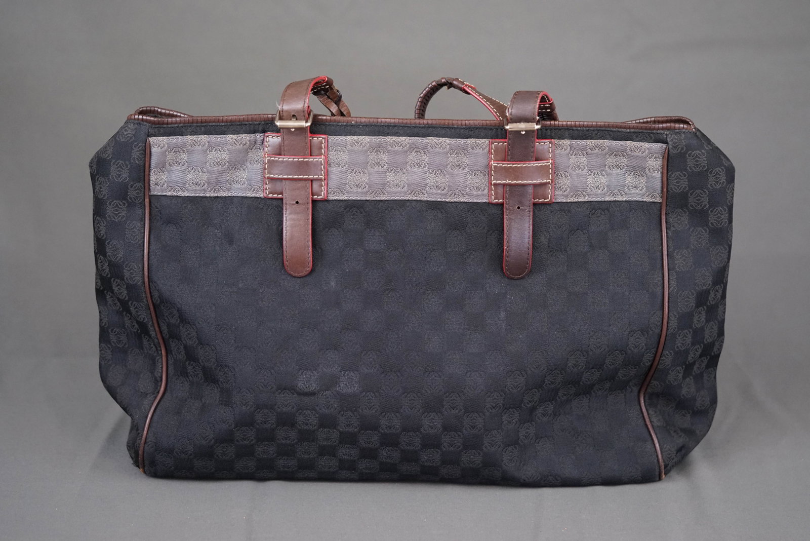 LOEWE HANDBAG: LOEWE HANDBAG, 290605, width 38cm, height 29cm, depth 10cm. If you have any questions regarding this lot please contact us. For further information on our auction, please refer to our T & Cs. We