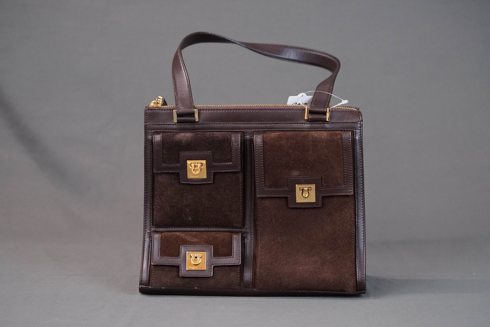 SALVATORE FERRAGAMO GANCINI LEATHER SUEDE SHOULDER BAG AQ 211909: SALVATORE FERRAGAMO GANCINI LEATHER SUEDE SHOULDER BAG AQ 211909, width cm, height cm, depth cm. If you have any questions regarding this lot please contact us. For further information on our auction,