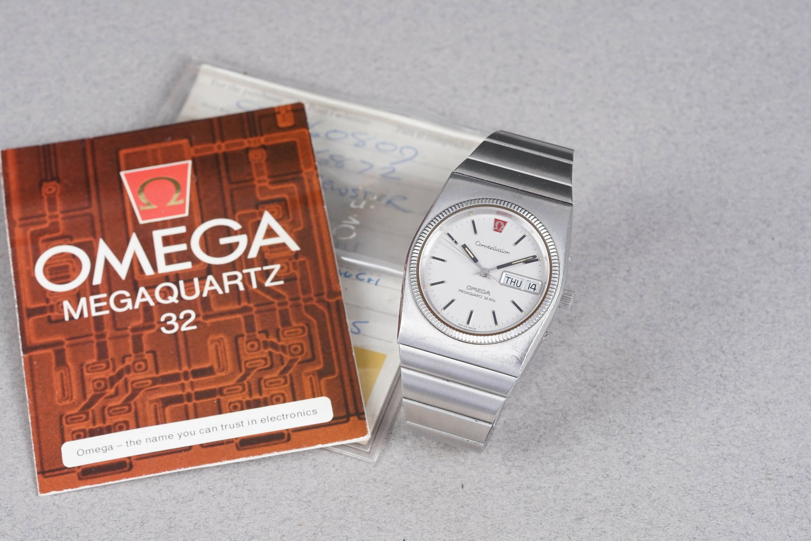 OMEGA CONSTELLATION MEGAQUARTZ 32 KHZ DAY DATE W/ GUARANTEE PAPERS REF. 3960809 CIRCA 1975: OMEGA CONSTELLATION MEGAQUARTZ 32 KHZ DAY DATE W/ GUARANTEE PAPERS REF. 3960809 CIRCA 1975, this watch is a ref. 3960809 and is fitted with a circular silver dial with a date, stick hour markers