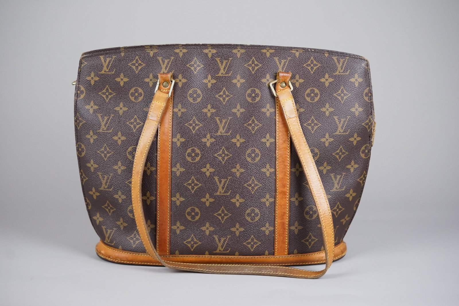 LOUIS VUITTON MONOGRAM BABYLON TOTE BAG M51102 VI1917: LOUIS VUITTON MONOGRAM BABYLON TOTE BAG M51102 VI1917, width 35cm, height 28cm, depth 11cm. If you have any questions regarding this lot please contact us. For further information on our auction,