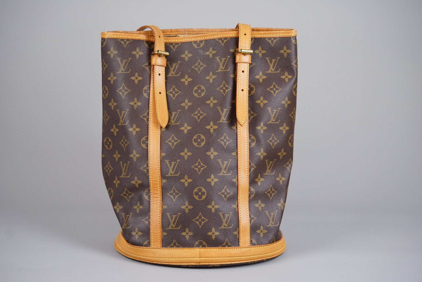 LOUIS VUITTON MONOGRAM BUCKET TOTE BAG M42236: LOUIS VUITTON MONOGRAM BUCKET TOTE BAG M42236, width 27cm, height 35cm, depth 20cm, internal lining is not present. If you have any questions regarding this lot please contact us. For further