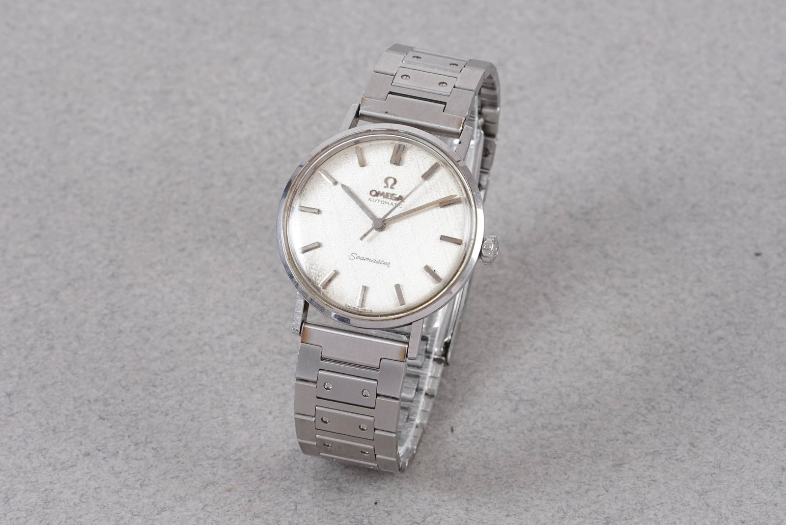 OMEGA SEAMASTER AUTOMATIC WRISTWATCH: OMEGA SEAMASTER AUTOMATIC WRISTWATCH, this watch is fitted with a circular linen dial with applied baton hour markers and hands. The 34mm stainless steel case is fitted with an omega crown and a case