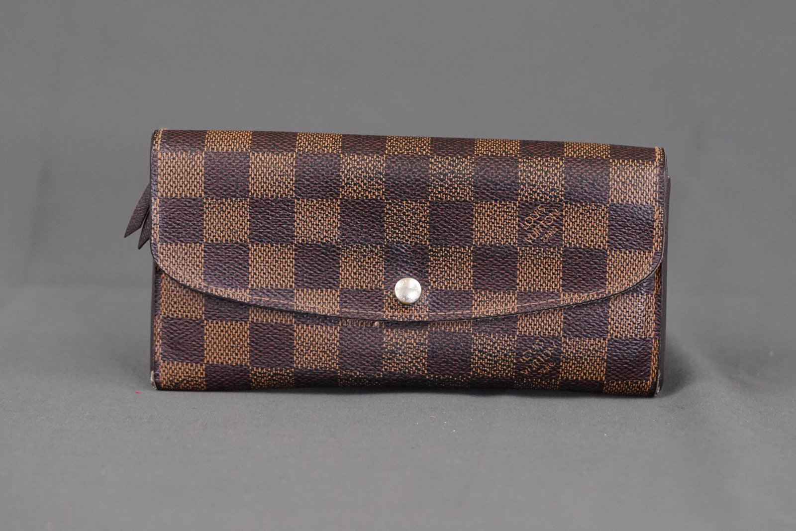LOUIS VUITTON DAMIER PORTEFEUILLE EMILIE: LOUIS VUITTON DAMIER PORTEFEUILLE EMILIE, model number: N63019, width 19cm, height 9.5cm, depth 2.3cm. If you have any questions regarding this lot please contact us. For further information on our