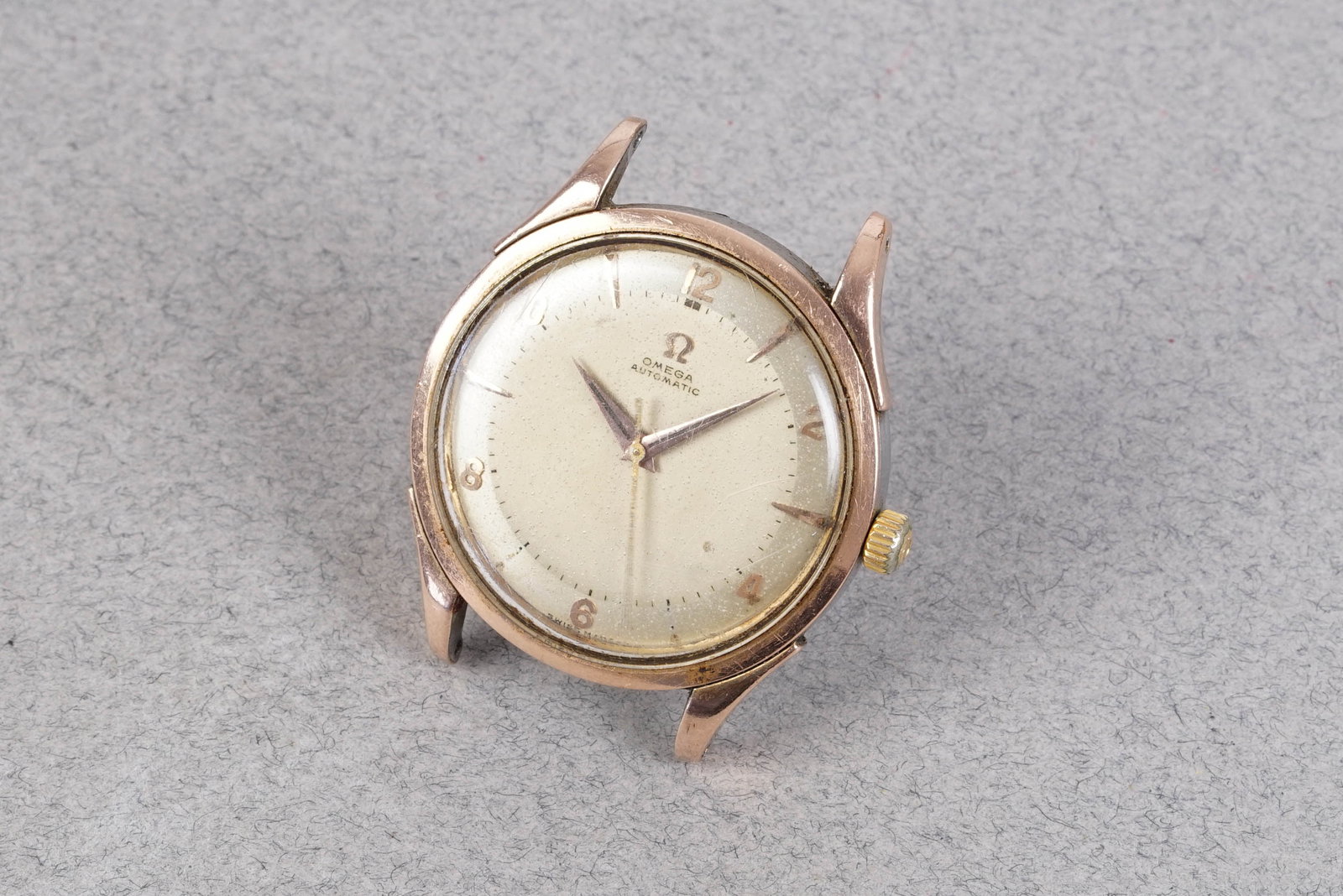 OMEGA OVERSIZE GOLD PLATED BUMPER WRISTWATCH: OMEGA OVERSIZE GOLD PLATED BUMPER WRISTWATCH, this watch is fitted with a circular off white dial with , mixed hour markers and sword hands. The 36mm plated steel case is fitted with an omega crown