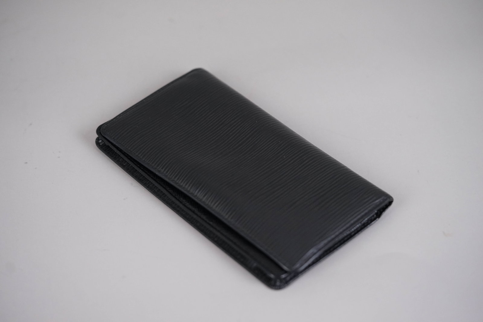 LOUIS VUITTON EPI PORTE CARTE WALLET M63212 CA1006: LOUIS VUITTON EPI PORTE CARTE WALLET M63212 CA1006, width 16cm, height 9.5cm, depth 2.5cm. If you have any questions regarding this lot please contact us. For further information on our auction,