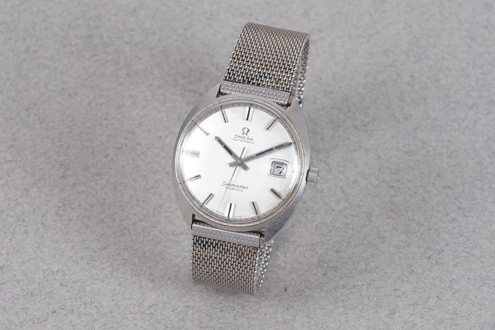 OMEGA SEAMASTER COSMIC DATE REF. 166026: OMEGA SEAMASTER COSMIC DATE REF. 166026, this watch is fitted with a circular white dial with date window, baton hour markers and hands. The 36mm steel case is fitted with an omega crown. Inside is