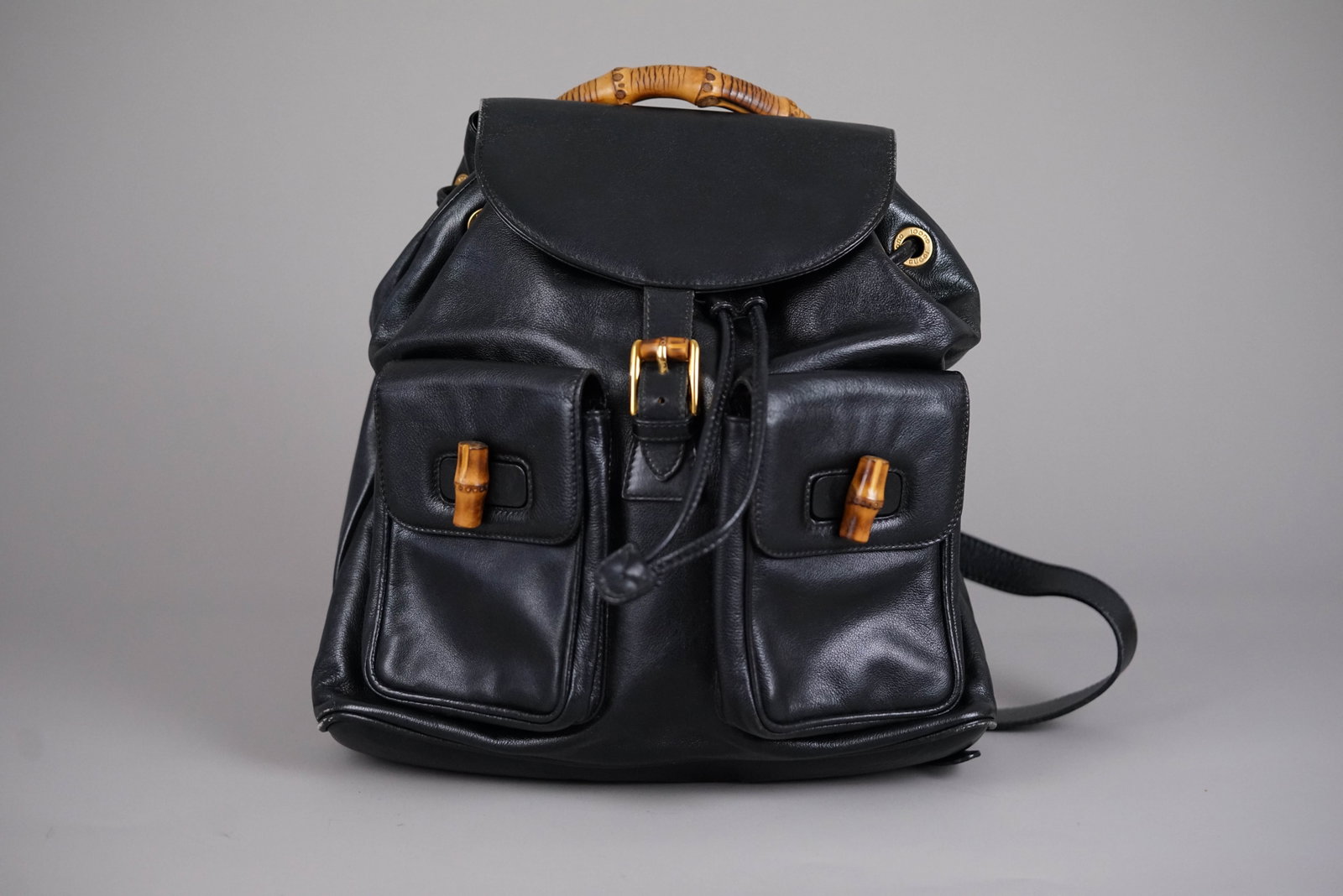 GUCCI BAMBOO BACKPACK LEATHER 0016: GUCCI BAMBOO BACKPACK LEATHER 0016, width 30cm, height 28cm, depth 8cm, condition rank: For further information on our auction, please refer to our T & Cs. We do not guarantee the accuracy of