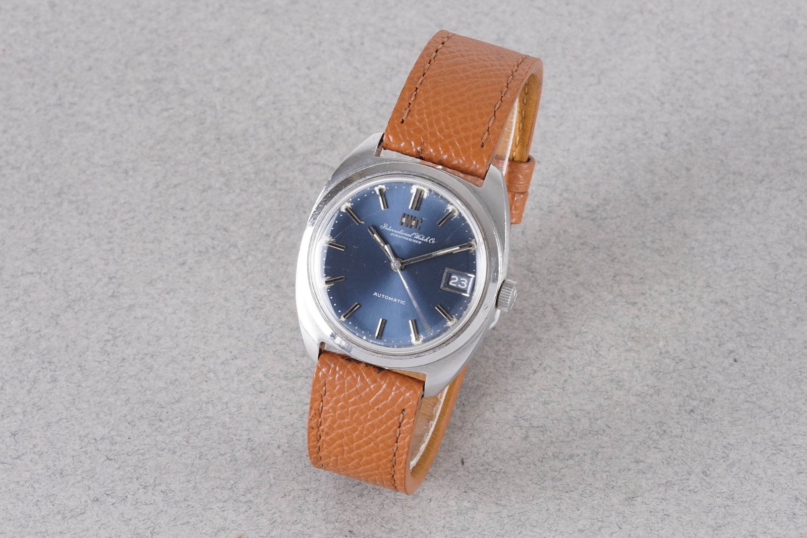 IWC SCHAFFHAUSEN AUTOMATIC DATE WRISTWATCH: IWC SCHAFFHAUSEN AUTOMATIC DATE WRISTWATCH, this watch is a ref. 1827 and is fitted with a circular blue dial with a date window, applied hour markers and hands. The 34mm stainless steel case is