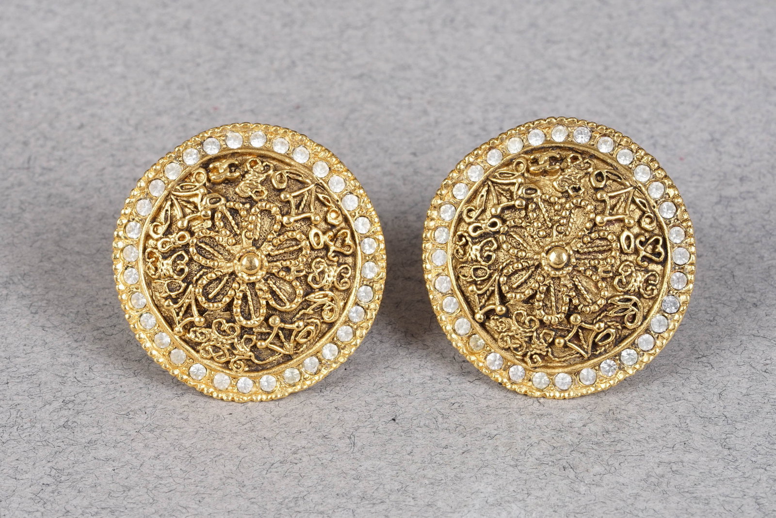 CHANEL EARRINGS: Chanel gold coloured earrings filigree and faux diamond, clip-on approx. dimensions 3.5cm, approx. If you have any questions regarding this lot please contact us. For further information on our