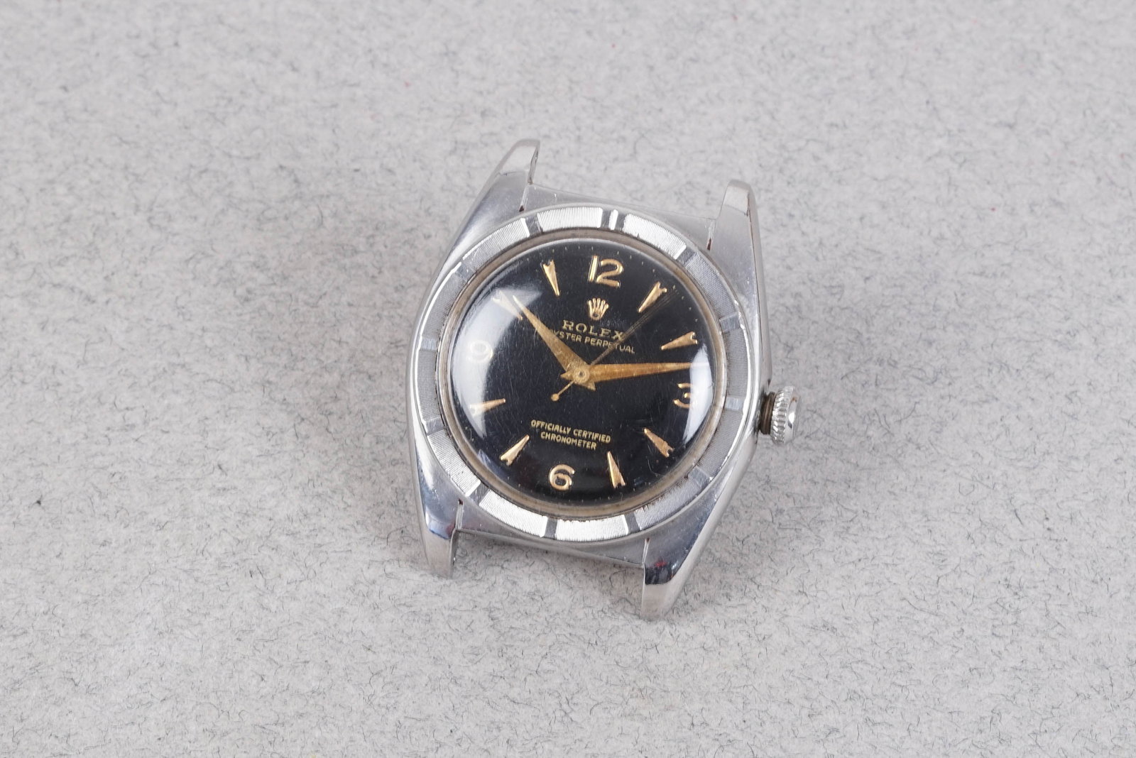 ROLEX OYSTER PERPETUAL BUBBLEBACK REF. 6015 CIRCA 1948: ROLEX OYSTER PERPETUAL BUBBLEBACK REF. 6015 CIRCA 1948, this watch is fitted with a circular black dial with a 3,6,9 hour markers and sword hands. The 32mm steel case is fitted with a Rolex crown, eng