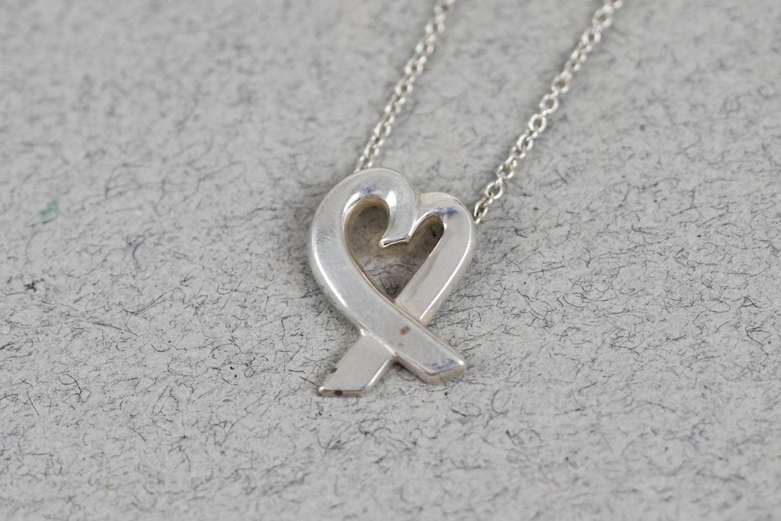 TIFFANY & CO PALOMA PICASSO LOVING HEART NECKLACE 925 STERLING SILVER: TIFFANY & CO PALOMA PICASSO LOVING HEART NECKLACE 925 STERLING SILVER , approx. dimensions 1.0x1.5cm, approx. weight 2.7g. If you have any questions regarding this lot please contact us. For
