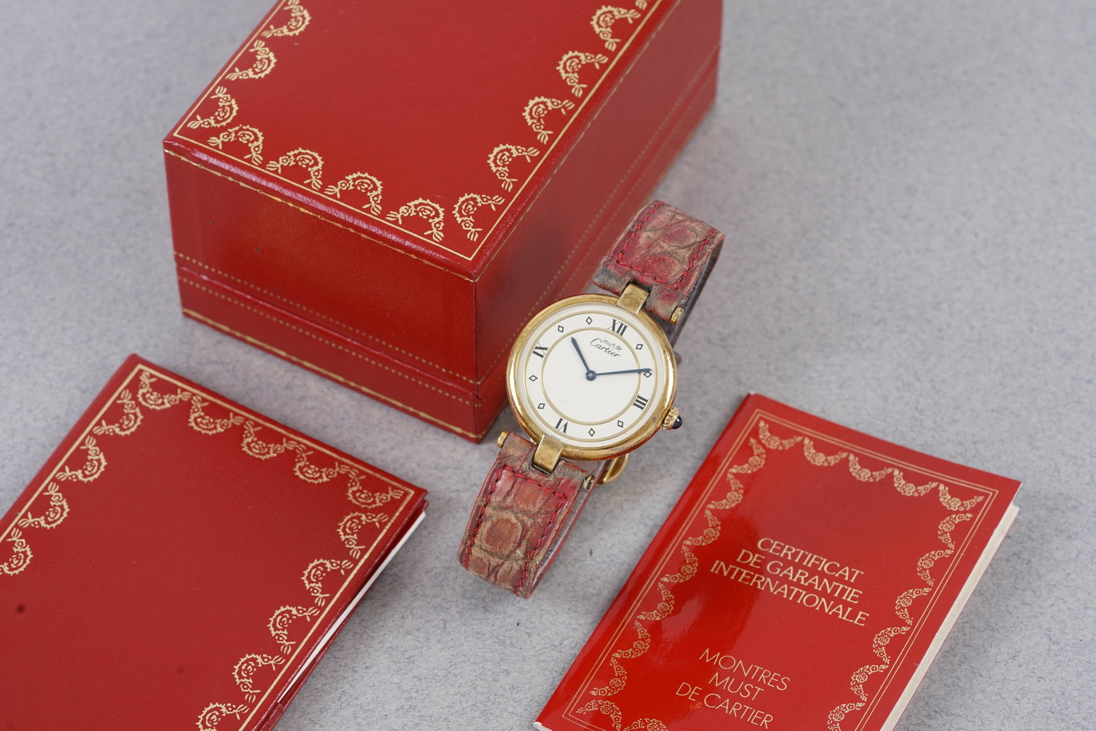 CARTIER VENDOME GOLD VERMEIL MUST W/ BOX & GUARANTEE PAPERS REF. 590003: CARTIER VENDOME GOLD VERMEIL MUST W/ BOX & GUARANTEE PAPERS REF. 590003, this watch is a ref. 590003 and is fitted with a round gold plated dial, mixed roman numeral and dot hour markers and blue