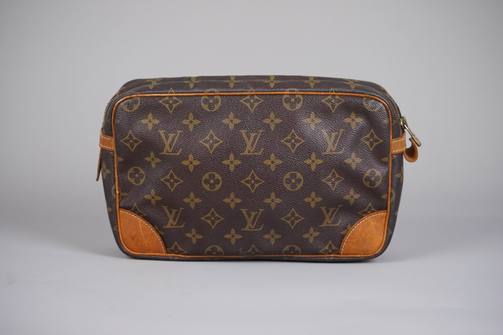 LOUIS VUITTON MONOGRAM COMPIEGNE 28 CLUTCH BAG M51845 SL0970: LOUIS VUITTON MONOGRAM COMPIEGNE 28 CLUTCH BAG M51845 SL0970, width 27cm, height 17cm, depth 5cm, condition rank: For further information on our auction, please refer to our T & Cs. We do not