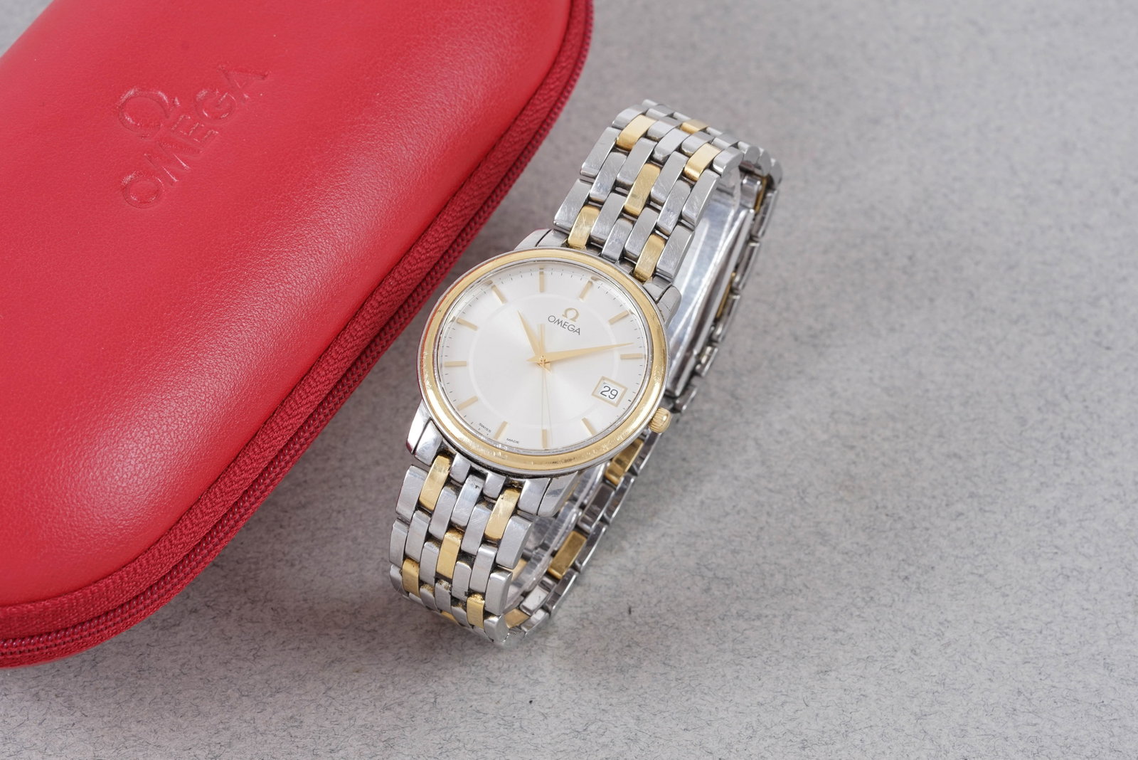 OMEGA DE VILLE PRESTIGE 18CT GOLD & STAINLESS STEEL W/ TRAVEL CASE REF. 196.1150: OMEGA DE VILLE PRESTIGE 18CT GOLD & STAINLESS STEEL W/ TRAVEL CASE REF. 196.1150, this watch is a ref. 196.1150 and is fitted with a circular silver dial with a date window, baton hour markers