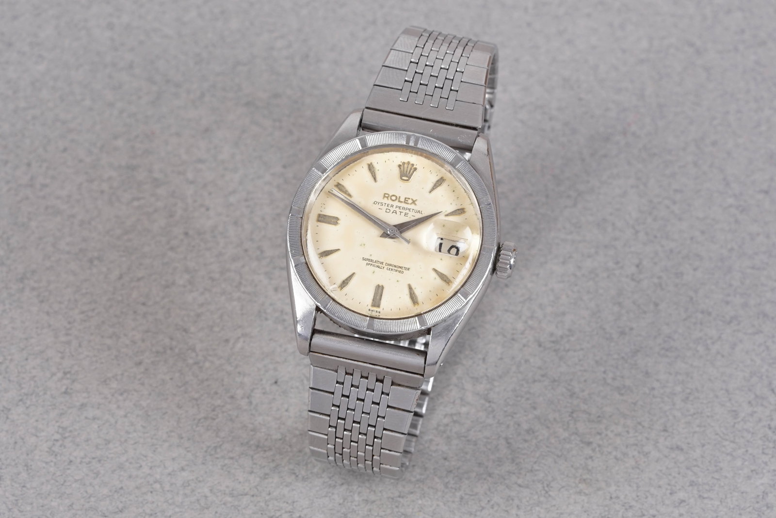 ROLEX OYSTER PERPETUAL DATE REF. 1501 CIRCA 1960: ROLEX OYSTER PERPETUAL DATE REF. 1501 CIRCA 1960, this watch is fitted with a circular patina dial with a date window, dagger hour markers and sword hands. The 35mm steel case is fitted with a Rolex