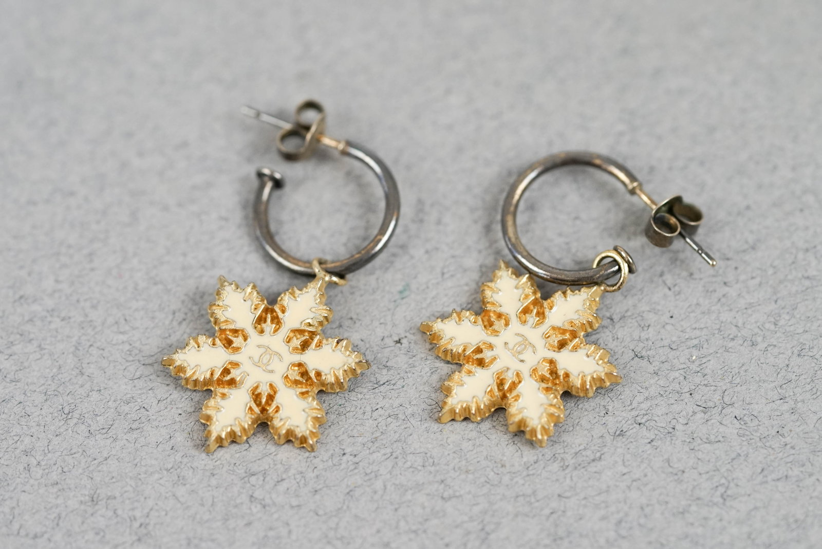 CHANEL SNOWFLAKE DROP EARRINGS: CHANEL SNOWFLAKE DROP EARRINGS, approx. dimensions 2.0cm, If you have any questions regarding this lot please contact us. For further information on our auction, please refer to our T & Cs. We do