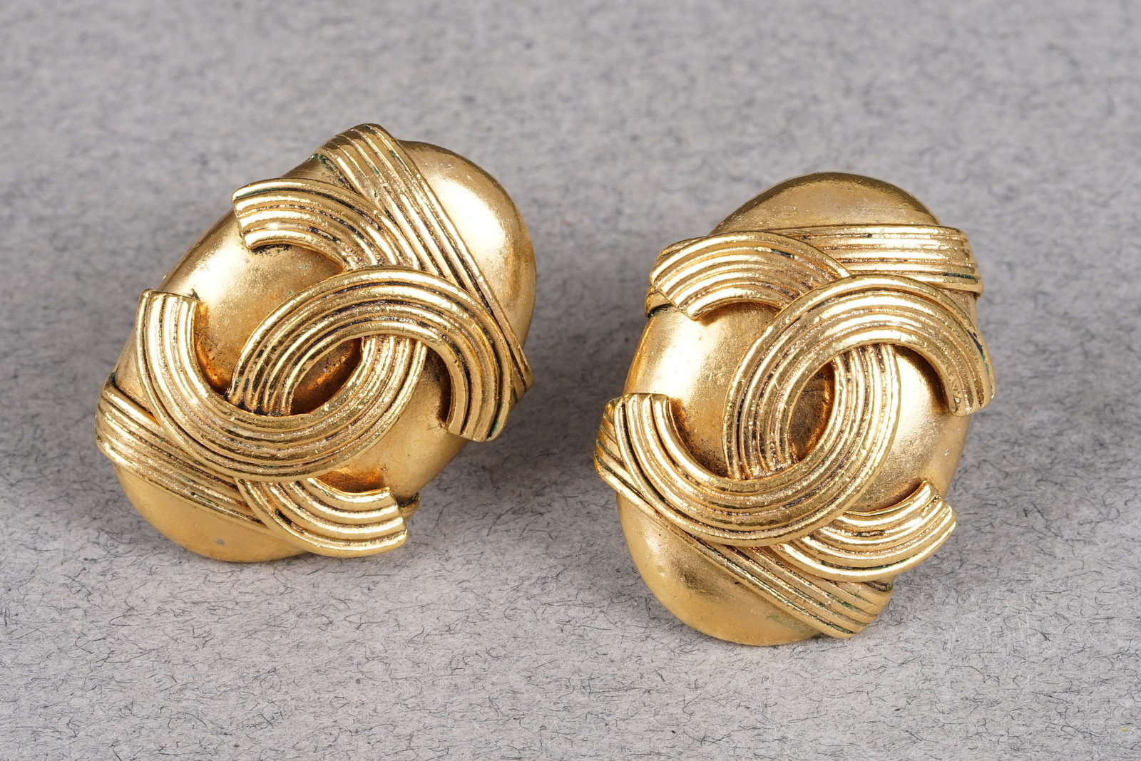 CHANEL EARRINGS: Chanel gold coloured earrings CC logo, clip-on, approx. dimensions 2.0x3.0cm, approx. If you have any questions regarding this lot please contact us. For further information on our auction, please