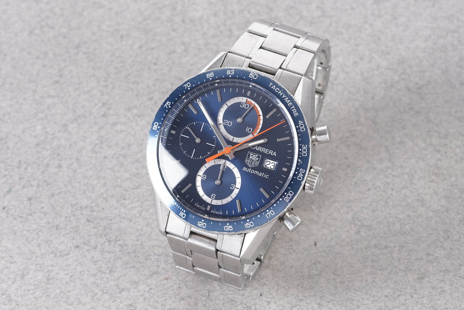 TAG HEUER CARRERA DATE AUTOMATIC CHRONOGRAPH REF. CV2015-1: TAG HEUER CARRERA DATE AUTOMATIC CHRONOGRAPH REF. CV2015-1, this watch is fitted with a circular blue dial with a date window, baton hour markers and hands. The 42mm steel case is fitted with a screw