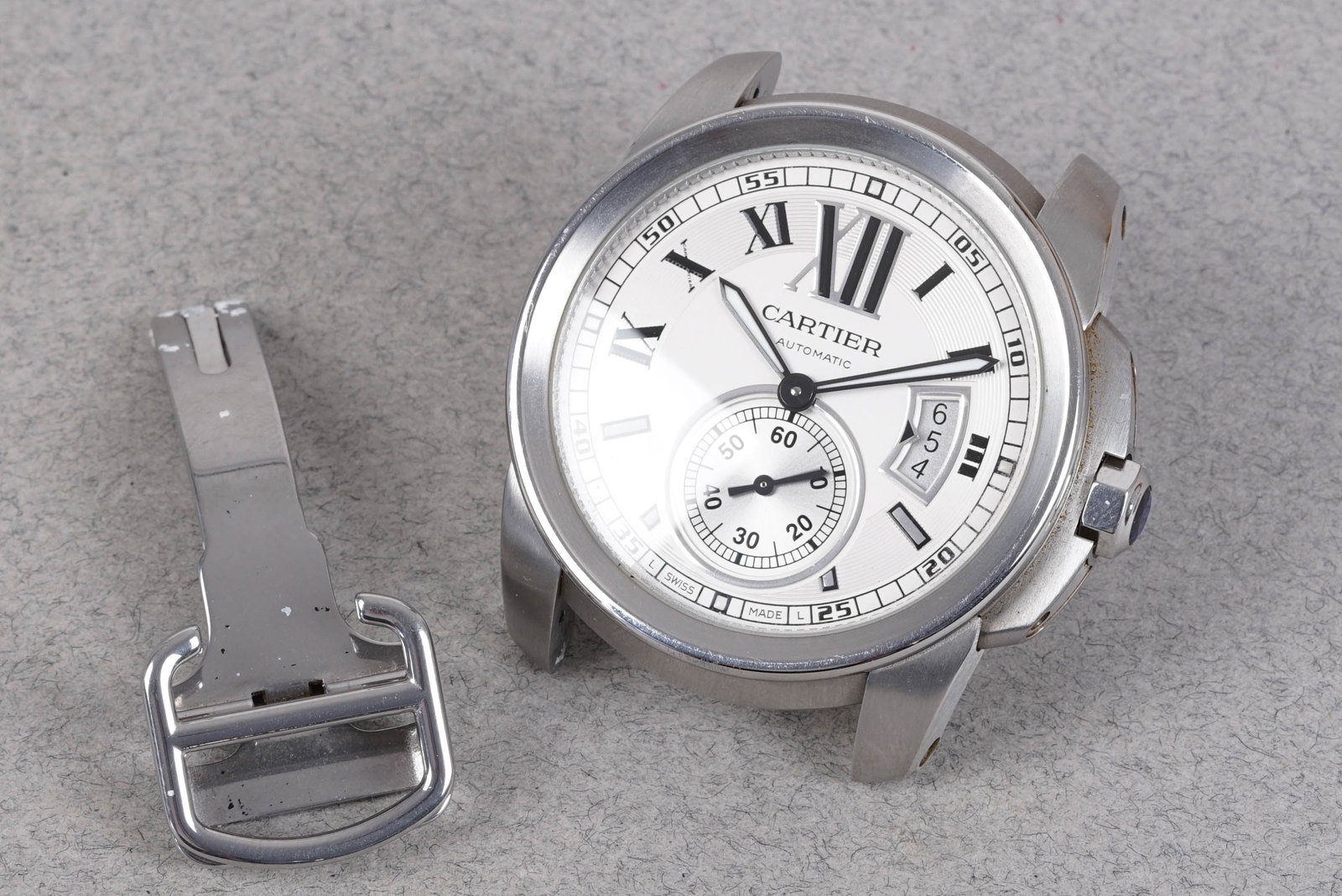 CARTIER CALIBRE DE CARTIER W/ BOX REF. W7100037: CARTIER CALIBRE DE CARTIER W/ BOX REF. W7100037, this watch is fitted with a circular white dial with sub seconds and date window, roman numeral mixed hour markers and sword hands. The 42mm steel