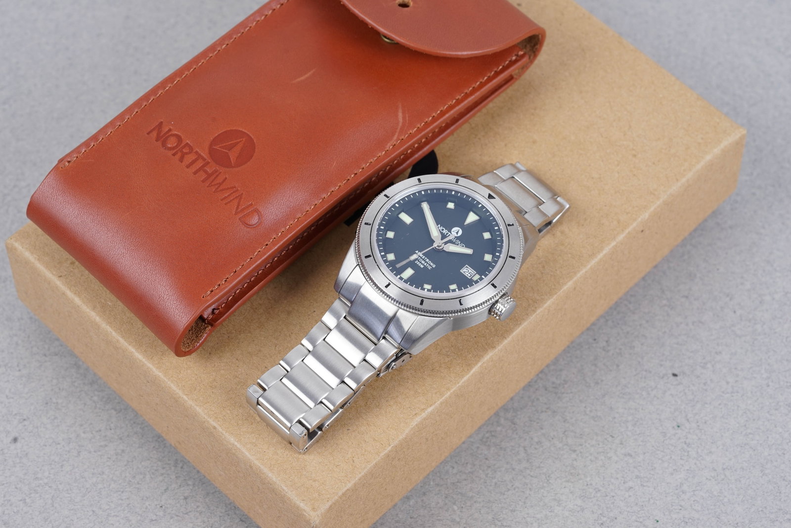 *TO BE SOLD WITHOUT RESERVE* NORTHWIND ARMSTRONG AUTOMATIC DATE W/ BOX & PAPERS: *TO BE SOLD WITHOUT RESERVE* NORTHWIND ARMSTRONG AUTOMATIC DATE W/ BOX & PAPERS, this watch is fitted with a circular blue dial with date window, cube hour markers and pencil hands. The 44mm