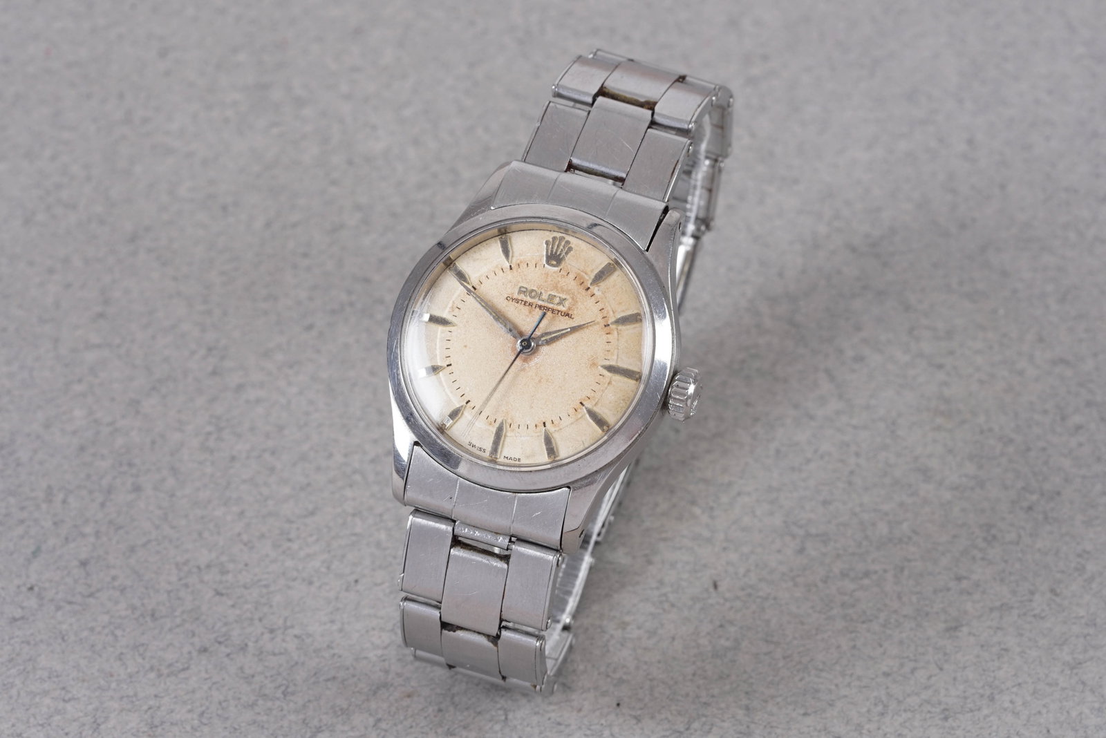 ROLEX OYSTER PERPETUAL SEMI BUBBLEBACK FLAT SIDE REF. 6332 CIRCA: ROLEX OYSTER PERPETUAL SEMI BUBBLEBACK FLAT SIDE REF. 6332 CIRCA , this watch is a ref.6332 and is fitted with a round patina dial, dagger hour markers and dauphine hands. The 34mm steel case is