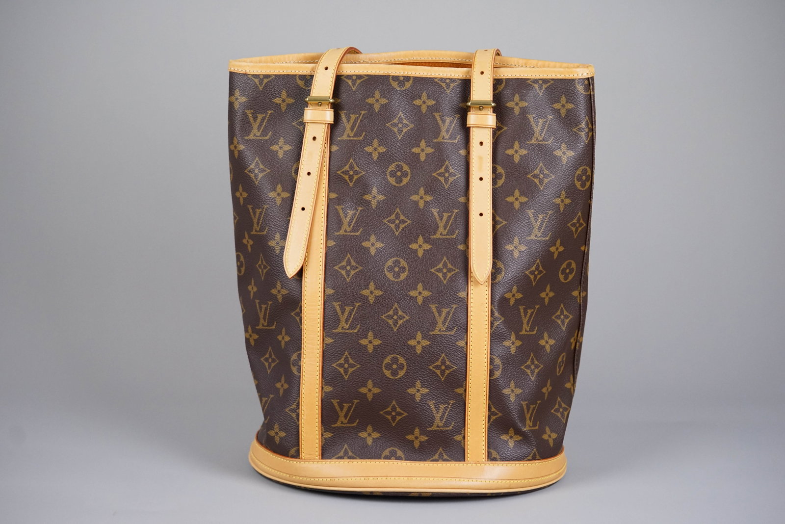 LOUIS VUITTON MONOGRAM BUCKET SHOULDER BAG M42236 AR0938: LOUIS VUITTON MONOGRAM BUCKET SHOULDER BAG M42236 AR0938, width 27cm, height 35cm, depth 20cm, replacement internal lining. If you have any questions regarding this lot please contact us. For further