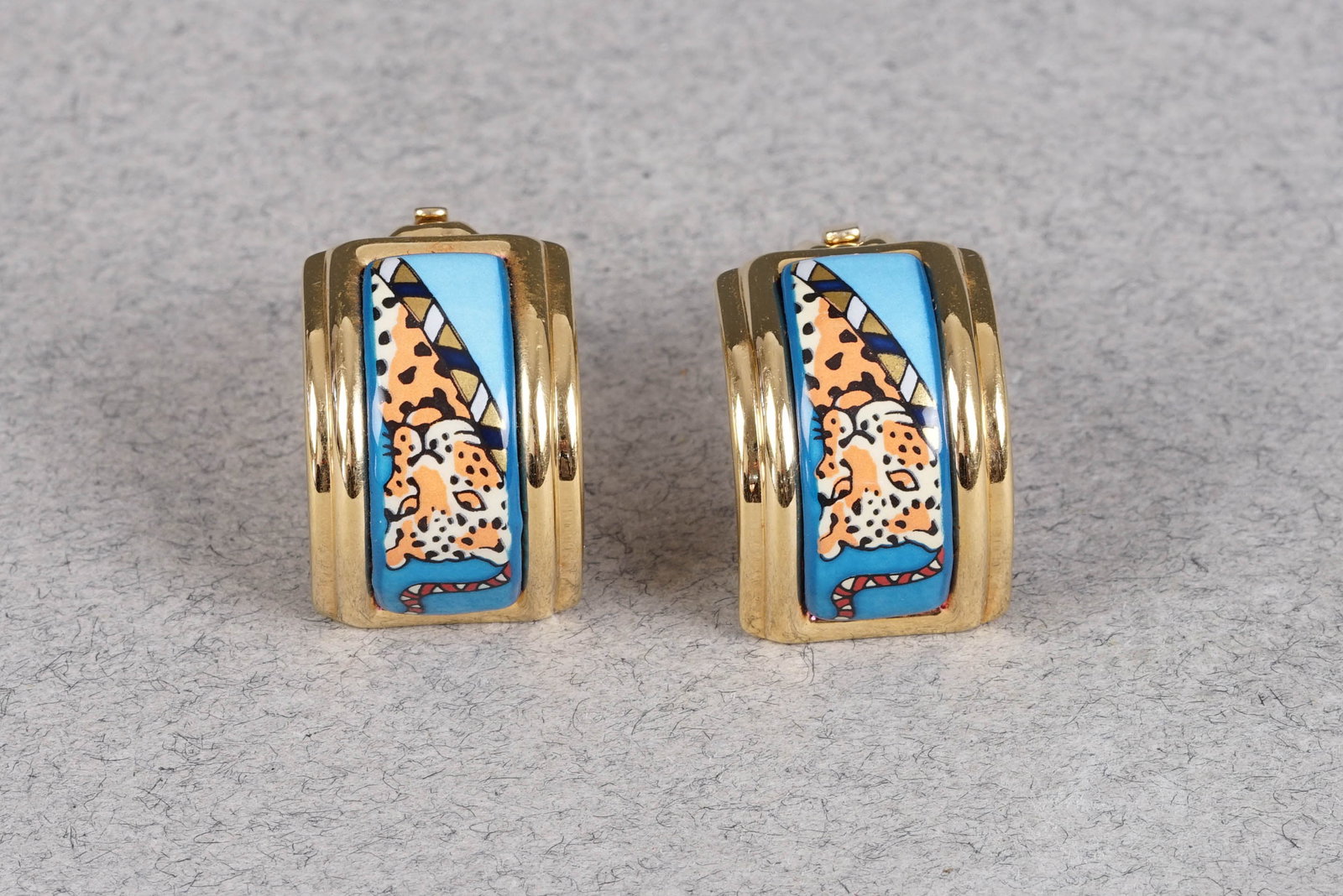HERMES EARRINGS: Hermes curved gold coloured and leopard enamel inlayed clip-on earrings approx. dimensions 1.4x2.0cm, approx. If you have any questions regarding this lot please contact us. For further information