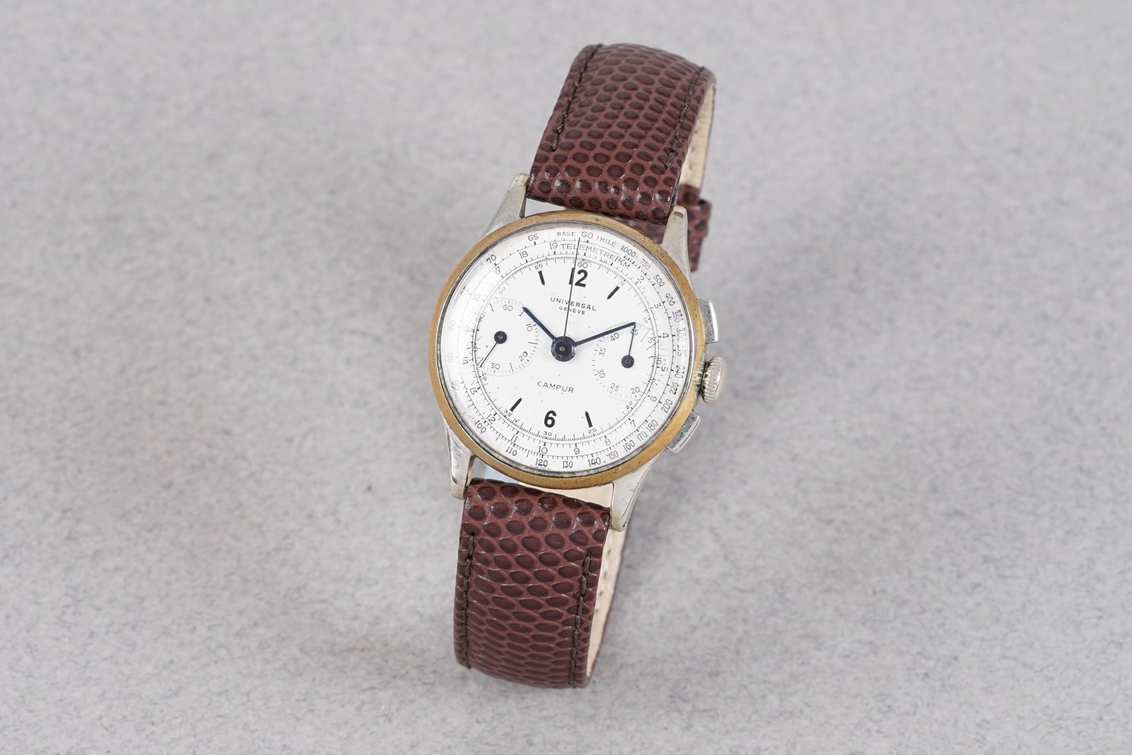 UNIVERSAL GENEVE CAMPUR CHRONOGRAPH: UNIVERSAL GENEVE CAMPUR CHRONOGRAPH, this watch is fitted with a circular white dial with 2 sub dials, mixed hour markers and dauphine hands. The 31mm steel case is fitted with a crown and a snap