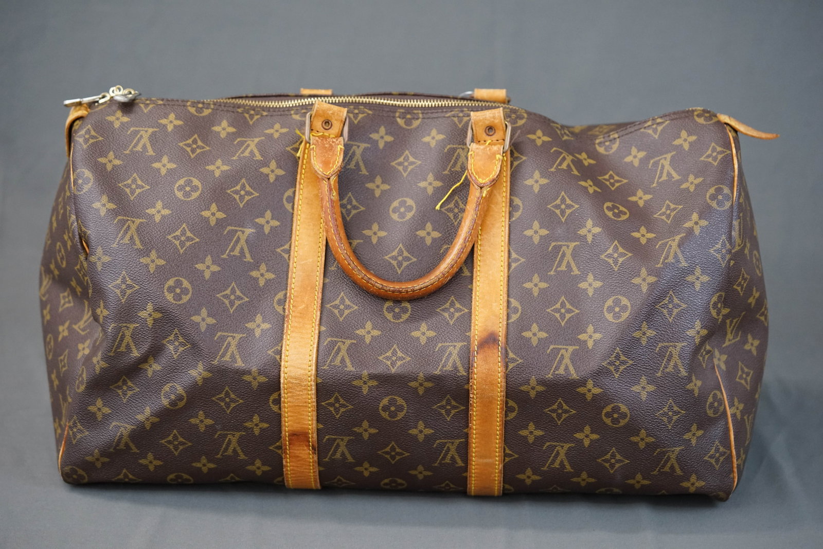 LOUIS VUITTON MONOGRAM KEEPALL BOSTON BAG M41426 842 MB: LOUIS VUITTON MONOGRAM KEEPALL BOSTON BAG M41426 842 MB, condition rank C, width 50cm, height 27.5cm, depth 22cm. If you have any questions regarding this lot please contact us. For further