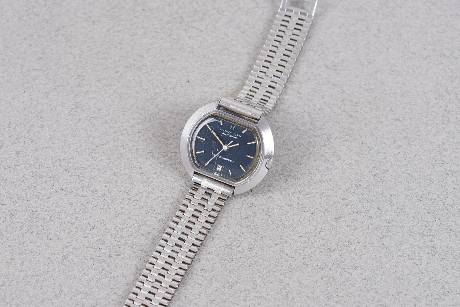 HAMILTON FOUNTAINEBLEAU AUTOMATIC DATE WRISTWATCH: HAMILTON FOUNTAINEBLEAU AUTOMATIC DATE WRISTWATCH, this watch is fitted with a black gondola shape dial with date window, baton hour markers and hands. The 31mm steel case is fitted with a crown and