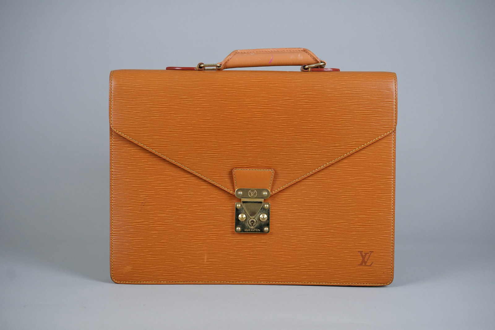 LOUIS VUITTON EPI SERVIETTE CONSEIL BAG BRIEFCASE M54428 MI0958: LOUIS VUITTON EPI SERVIETTE CONSEIL BAG BRIEFCASE M54428 MI0958, width 38cm, height 25cm, depth 10cm. If you have any questions regarding this lot please contact us. For further information on our
