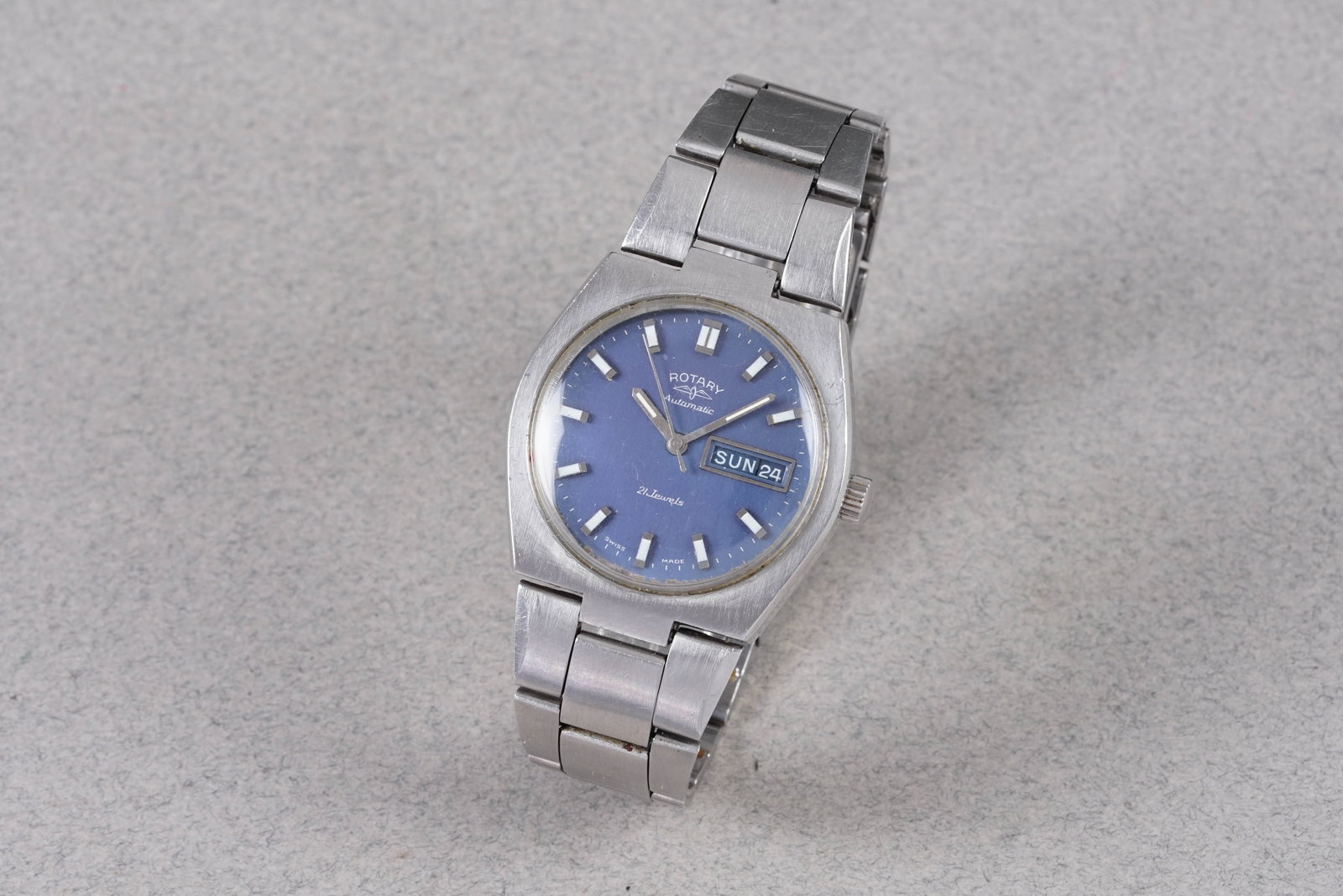 ROTARY DAY DATE AUTOMATIC WRISTWATCH: ROTARY DAY DATE AUTOMATIC WRISTWATCH, this watch is fitted with a blue circular dial with luminous hour markers and hands together with a day date window. The 34.5mm steel case has a screw down case